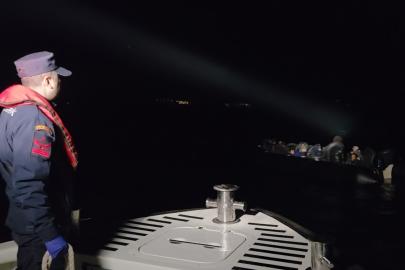 İzmir açıklarında 33 düzensiz göçmen yakalandı