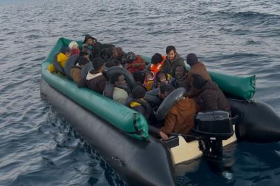 İzmir açıklarında 43 düzensiz göçmen yakalandı
