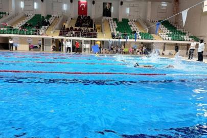 Kars’ta yüzme şöleni: Minik sporcular yarı final biletini aldı