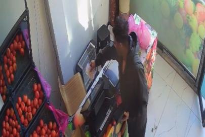 Kasada kimse yokken alışverişini yaptı, parasını bırakıp gitti: O anlar kamerada