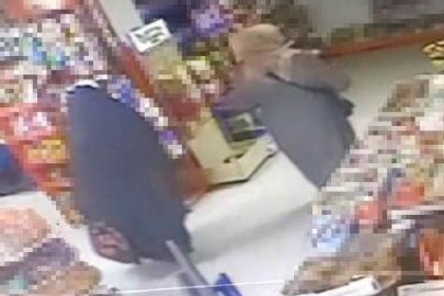 Marketten hırsızlık güvenlik kamerasına yansıdı