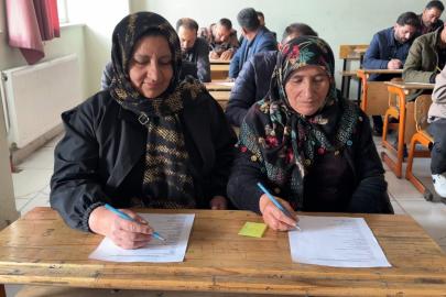 Meralardan sınıflara: Yüksekovalı çiftçiler bu kez sıralarda ter döktü