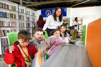 Minik okurlar kütüphanede