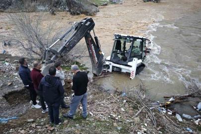 Mutki’de dereye kapılan kepçe kurtarıldı