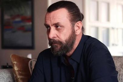 Nejat İşler’den çarpıcı sözler: Bir dekorda yaşıyoruz