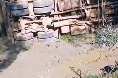 Şarampole devrilen kamyonun şoförü öldü