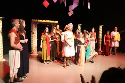 Tofaş Tiyatro Kulübü’nden büyük ustaya saygı sahnesi