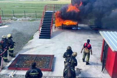 Üniversite öğrencilerine uygulamalı itfaiyecilik eğitimi
