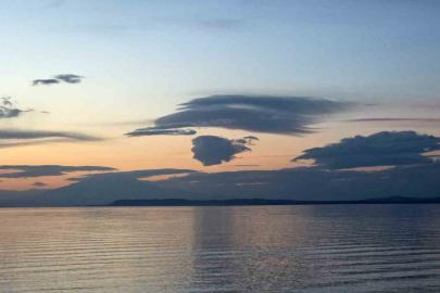 Van’da eşsiz manzara: Gökyüzündeki insan silüeti gölle bütünleşti