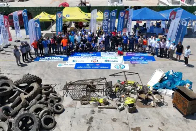 Antalya'da denizden çöp konteynırı çıktı