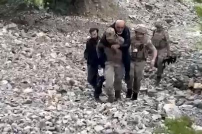 Ayağını burkan şahsı jandarma sırtında taşıdı