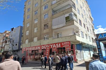 Binanın sallandığı iddiası apartman sakinlerini sokağa döktü