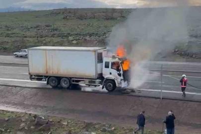 Bingöl’de seyir halindeki kamyon alev alev yandı