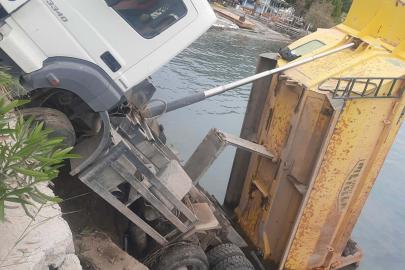 Bodrum’da hafriyat kamyonu deniz kıyısında askıda kaldı: 2 yaralı