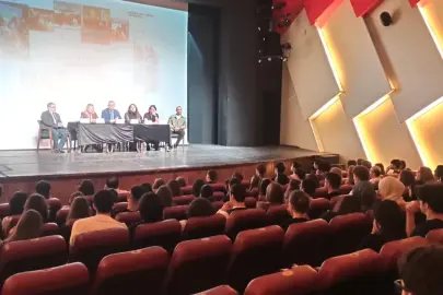 Bursa’da gençler tiyatro sanatçılarıyla buluştu