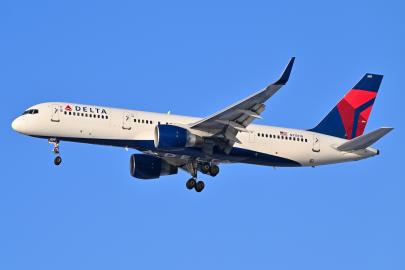 Delta uçağı motor arızası nedeniyle Paris’e acil iniş yaptı