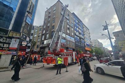 Elazığ’da iş merkezinin çatısında yangın paniği