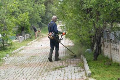 Elazığ’da Kurban Bayramı öncesinde, mezarlıklarda temizlik çalışmaları sürüyor