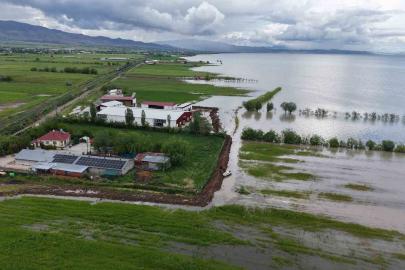 Elazığ’da üreticiler tedirgin: Çiftlikleri suyun altında kalmasın diye nöbet tutuyorlar