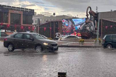 Erzincan’da sağanak nedeniyle cadde ve sokaklar su altında kaldı