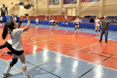 Filede vali sürprizi; Ziya Polat genç sporcularla voleybol oynadı
