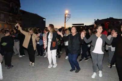 İzmir Çiğli'de binlerce kişi baharın renklerinde buluştu