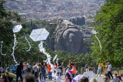 İzmir Kadifekale semaları renklendi