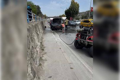 İzmir’de seyir halindeki araç alevlere teslim oldu