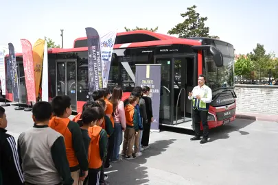Konya’daki öğrenciler “Nezaket Otobüsü” ile öğreniyor