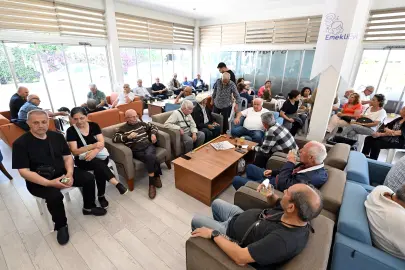 Mersin’de emekliler bayram sevinciyle buluştu