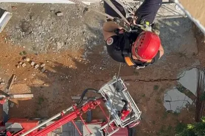 Mersin’de inşaatta mahsur kalan işçiler itfaiye tarafından kurtarıldı