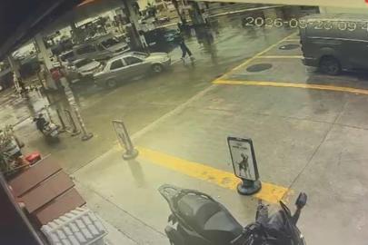 Otomobilin çarptığı yaya yaralandı, kaza kamerada