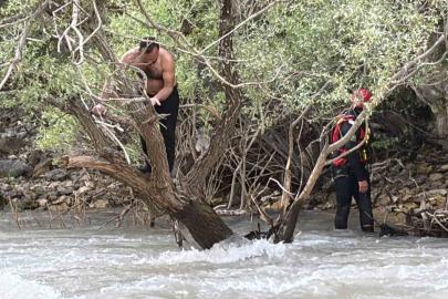Pülümür Çayı’nda mahsur kalan şahsı jandarma kurtardı
