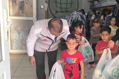 Tarsus Umut Kervanı'ndan yetim ve muhtaç çocuklara bayramlık giyim yardımı 