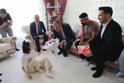 Ağrı Valisi Bozkurt, evde eğitim gören öğrencinin karne sevincine ortak oldu