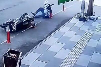 Elazığ’da motosiklet kazası kamerada