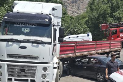 Hakkâri’de otomobil tıra çarptı: 1 yaralı