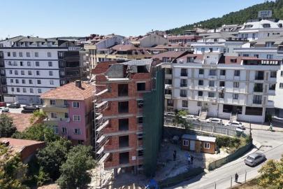 İstanbul'da binaya ''eğri'' dediler. Belediye açıklama yaptı, dronla kontrol edildi