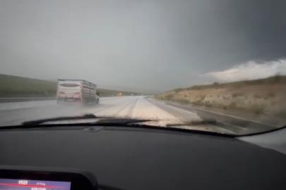 Meteoroloji uyarmıştı: Kars’ta dolu yağışı yolları beyaza bürüdü