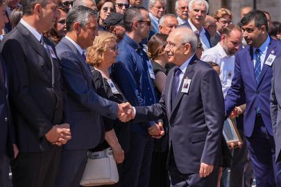 Mutlak butlan kararı sonrası ilk. Kılıçdaroğlu ve Özel karşı karşıya geldi, tokalaştı