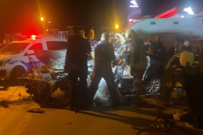 Otomobil duran kamyona çarptı. Feci kazada 4 kişi öldü