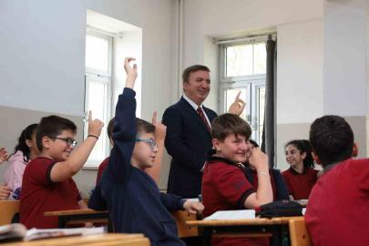 Vali Aydoğdu kendisini okula davet eden öğrencinin sınıfına konuk oldu