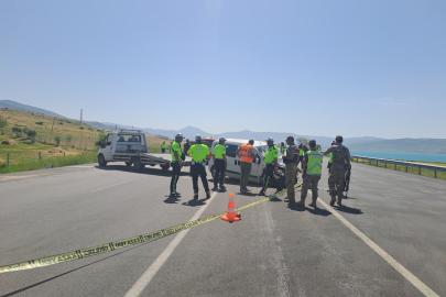 Van'da ticari araç askeri araca çarptı: 1 asker şehit, 4 asker yaralı