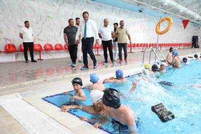 Ağrı’da çocuklar "Yüzme Bilmeyen Kalmasın" projesiyle havuzla buluşuyor