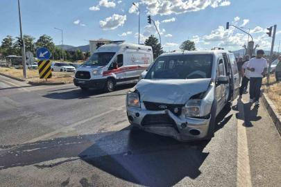 Bingölde iki hafif ticari araç çarpıştı: 2 yaralı