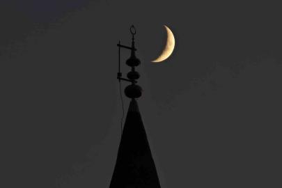 Bitlis’te gökyüzündeki hilal ile minaredeki hilal aynı karede