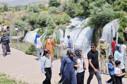 Debisi yükselen Muradiye Şelalesi’ne ziyaretçi akını
