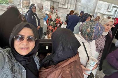 Erzurum Kent Konseyi Kadın Meclisi’nden Çifte Minareli Medrese önünde aşure ikramı