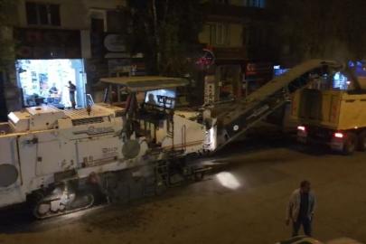 Belediye ekipleri yeni asfalt için eski asfaltı söküyor