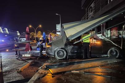 Bodrum'da otomobil, börekçiye daldı: 2 yaralı